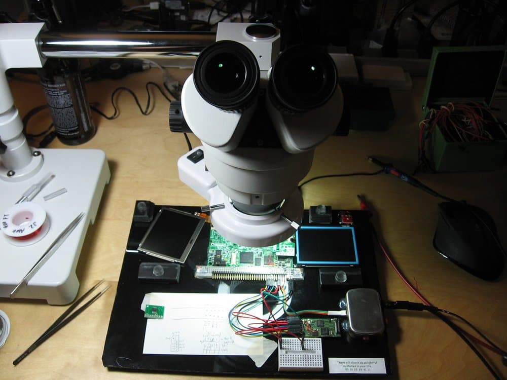 Student Compound Microscope 40x-400x. Photo: Microscope + DSi by scanlime, CC BY-SA 2.0
