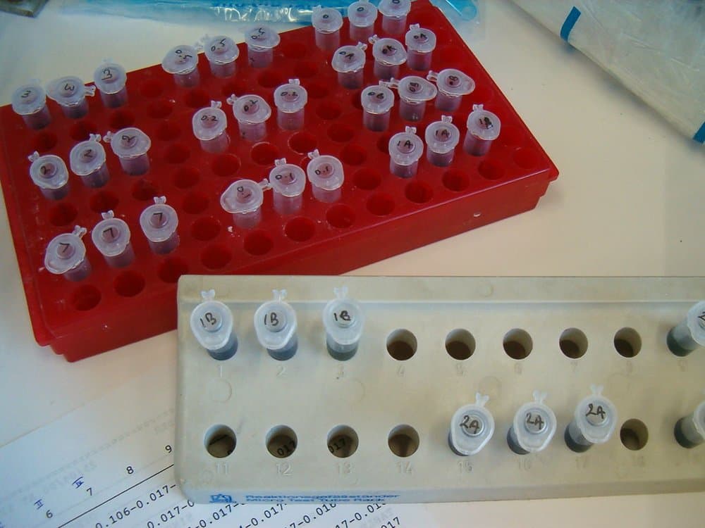 Glass Test Tubes 15 ml (Pack of 50). Photo: Test tubes by jepoirrier, CC BY-SA 2.0